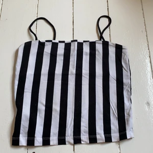 Linne från Gina Tricot - Randigt linne från Gina som har en ”inbyggd bh” (se bild). Säljer pga att det inte kommer till användning. Jättebra skick, knappt använt! 