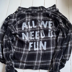 Zara skjorta med tryck - Skiiit häftig skjorta från Zara med coolt tryck. Storlek 152/ 11-12 år, sitter som XXS