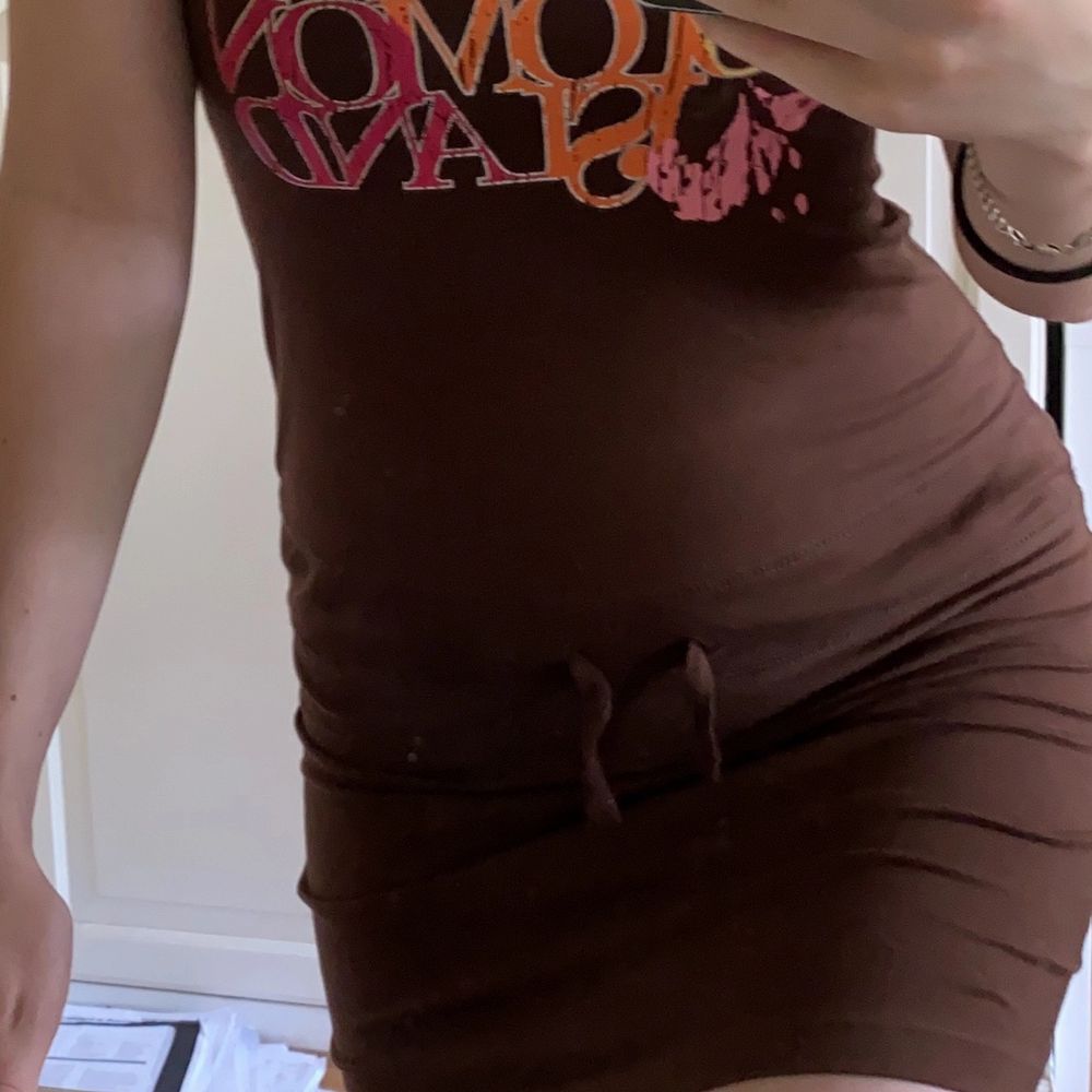 Skit fin tropisk bohemisk halter klänning med tryck som är helt underbar. Endast är trycket som har spruckigt lite annars bra skick! Köpt vid 2000-tal så finns ej kvar längre. Barnstorlek (146) Men passar mig som S men även XS! Sitter lite löst på mig och kan dessutom skjusteras med band i midjan! Möjligtvis skulle denna kunna sys om till en topp och kjol!!! Köparen står för frakt! 💕💕 Buda gärna i kommentarerna eller privat! . Klänningar.