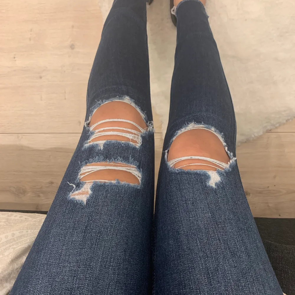 Ett par Super fina hollister jeans endast använda Några gånger sitter sjukt fint!. Jeans & Byxor.