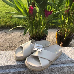 Sandaler/ tofflor från Zara 38 - Helt oanvända 