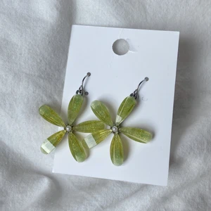 Örhängen blommor - Supersöta thriftade örhängen. 3 cm i diameter. Först till kvarn! 💚