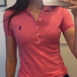Rosa Polo Ralph Lauren tröja/pike!  - Jätte fin och cool märkes tröja från Ralph Lauren! Tröjan är i topp kvalite och är endast använd ett fåtal gånger. Säljer den nu då den tyvärr inte passar mig längre. Nypris 600kr. Pris kan diskuteras vid snabb affär.😊