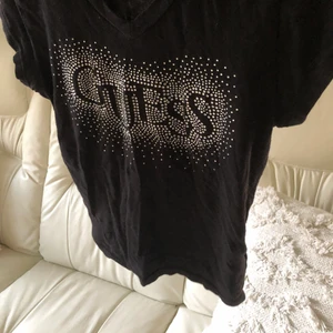 Croptop  - Croptop från guess med rhinestones. Bra skicka och Pris kan diskuteras 