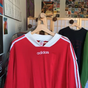 Vintage Adidas Tee - Väldigt fint skick, knappt använd. Storlek XL!