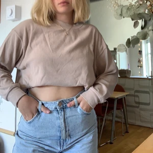 HM Sweatshirt - Mjuk tröja från HM i storlek M. Har inte kommit till användning så i bra skick och väldigt mjukt material. 