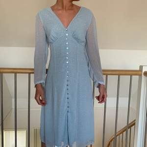 Blå lång klänning med mönster på😇säljer pga ingen användning för den