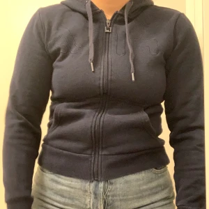 Fila kofta - Mörkblå fila hoodie i storlek S. Använd fåtal gånger och säljs pga att den inte används. Hör av er för fler bilder!
