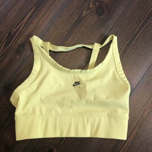 Sportbh från NIKE i storlek M - Använd en gång