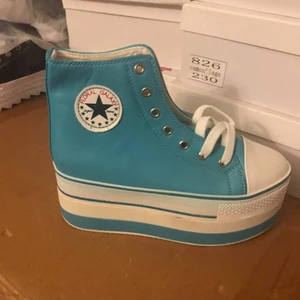 Blå skor - Blå skor med vita snören finns i olika färger 