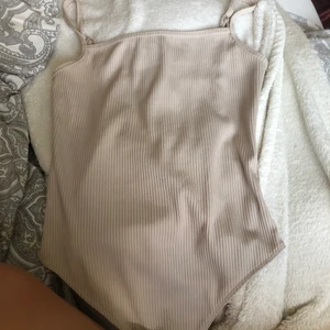Body från Gina tricot  - Helt ny body från Gina tricot, stolek S. Beige färg och den är rippad, den formar kroppen jättefint också ❤️ mitt pris är 50kr inklusive frakt ❤️