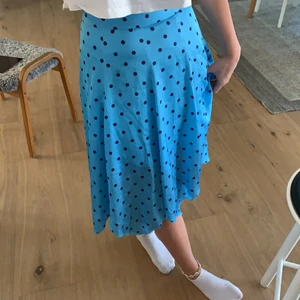 Kjol - Välldigt fin prickig kjol köpt här på Plick men inte kommit till användning då den var förlusten för mig. 100kr + 66kr frakt ☺️ storleken är lite större så passar nog en 36 också.