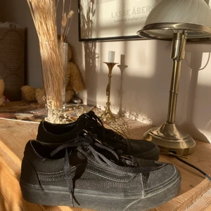 Svarta Vans strl 38 - Supersköna skor i strl 38. Knappt använda. Märket är Vans💘
