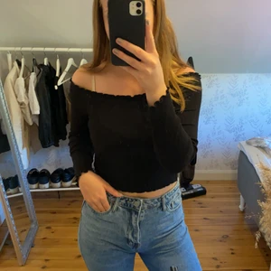 Off-shoulder topp från Gina tricot🖤 - Topp från gina tricot i storlek M. Materialet är stretchigt och bekvämt. Plagget skickas tvättad och struket.🖤