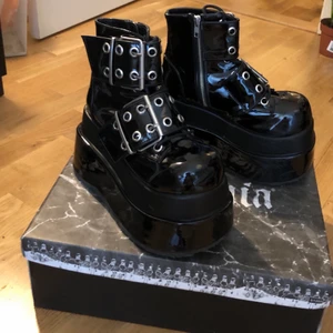 Demonia Bear104 plattform skor - Fina platformsskor i fejkläder från märket demonia i bear104 modellen,de är i nyskick då jag använt dem ett fåtal gånger men köpte dem i en storlek för stort så säljer dem :). De har blivit(väldigt) lite skrapade på sidan men de är något som man skulle få efter att ha använt dem nån gång ändå