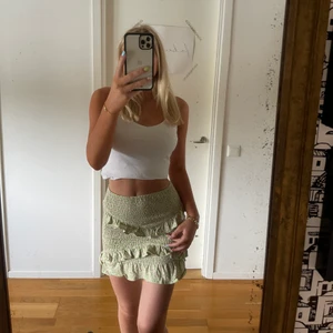 Kjol  - Somrig och fin kjol från bershka. I storlek S. Aldrig använd. Köparen står för frakten! Hör av er om ni har några frågor eller funderingar, kram🖤