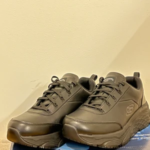 SKETCHERS Mens work Max Cushioning Elite 2022 - It is size 42 used only for 10 mins and thats from the shop till home, it is a  really comfortable shoe the only problem is that it is not my type thats why i am selling it 