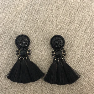 Örhängen  - Säljer dessa örhängen från H&m. Är helt oanvända
