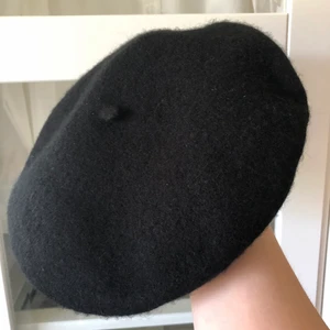 Svart Basker - Basker i nyskick (använd 2 gånger). Säljer då den inte kommer till användning. Kan mötas i Uppsala eller skicka (frakt tillkommer), SafePay godtas. Kolla gärna in min profil för fler fina plagg.