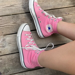 Converse rosa - Jättefina och söta Converse som tyvärr aldrig blir använda. Köpta på second hand men har nästan aldrig använt dom sen dess. Väldigt fräscha och rena. Står strl 38 i dem men passar mig som mer lutar mot 39. 