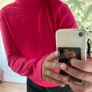 rosa zara polo - FRAKT INKLUDERAD I PRISET!!! jättefin typ mörkrosa polo från Zara. Haft den super länge men aldrig används bara provat, lappen är fortfarande kvar. Så stretchigt och skönt material🥰Kontakta om fler bilder eller frågor. 