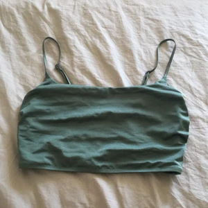 Grön bikiniöverdel i storlek 34 - Jag säljer denna fina bikiniöverdelen för 65 kr och 24 kr frakt. Bara använd 1 gång 