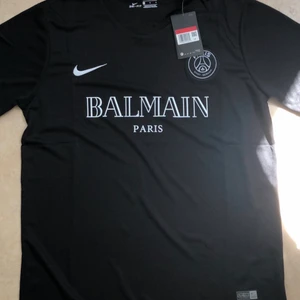 PSG X BALMAIN ENDAST 1 M OCH 1 S, 400 KR - Hej, Nu har jag fått in nya Psg X Balmain fotbollströjor. Tröjorna är helt nya med sin förpackning och tagg. Kan både mötas upp och frakta. Finns från Storlek S-L så hör av er vid intresse då dessa tar slut väldigt snabbt!! Kan absolut sänka pris vid snabbaffär