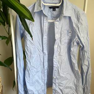 Ljusblå skjorta från Tommy Hilfiger. Endast provad så den är i nyskick. Väldigt skrynklig på bilden men det är ju bara att stryka. Säljer då den tyvärr är för liten för mig! 💕