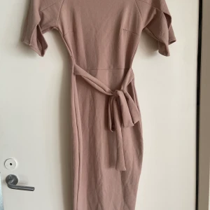 Nude klänning  - Endast använd 1 gång. Toppskick. Framhäver kroppens former riktigt snyggt. Finns i Göteborg men kan även fraktas✨