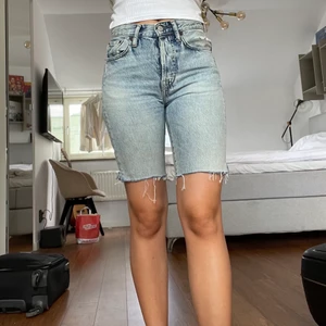 Acne studios bermudashorts  - Avklippa acne studios 1997-jeans som nu har blivit ett par "bermudashorts". Midjestorlek 23. Jag bär oftast storlek 24 eller 25 i midjan så jag skulle säga att dessa är relativt stora i storleken och passar alltså även ni som har midjestorlek 24 och möjligtvis 25. De är stretchiga i materialet. 