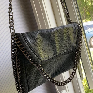 Väska - Liknar stella mccartney väskorna, super snygg och rymmer mycket. Köptes för 400kr