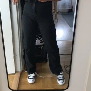 Svarta jeans med slits - Köptes på boohoo. Tunt tyg och passar perfekt. Säljer pågrund av att den inte kommer till användning. Den är i storleken 36 men har sytt in vid höften