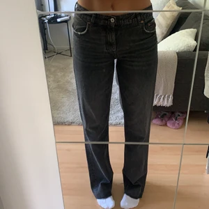 Gråa zara jeans  - Jättefina och i princip helt nya zara jeans. Använda 1-2 gånger, säljer pga kommer inte till användning. I färgen ”Rainfall black” och i modellen full length. Frakt på 79kr tillkommer💗