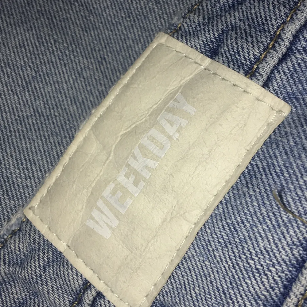 Säljer dessa ljusblå vida jeans från Weekday nypris 500-600, dem är i god skick. Säljer pga dem ej kommer till användning längre, dem passar till både strl XS och S. Jeans & Byxor.