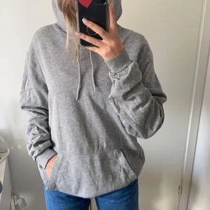 Grå hoddie - Grå hoddie från H&M i storlek M, herravdelningen. Använd men inga fläckar, är ej noppig eller liknande. Priset är exkl. frakt☺️kolla gärna mina andra annonser, rensar garderoben så mycket fint ligger ute!