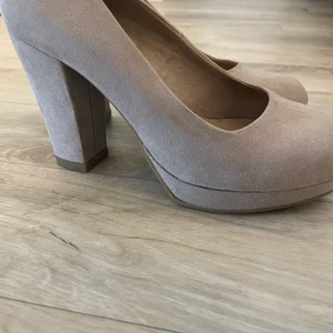 Klackskor st 35 - Bra skick använd fåtal gånger, själs då dom inte längre passar.