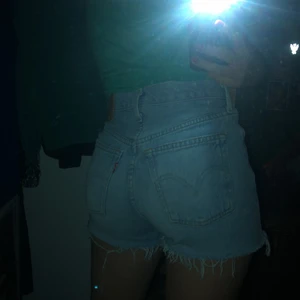 Levis shorts  - Shorts från Levis. Sitter skit snyggt, i bra skick. Storlek 501 (XXs). Säljer pågrund av att ja behöver pengar. Köparen står för frakt. Är köpte för mycket pengar men kan sälja  för 200kr INKLUSIVE frakt. 