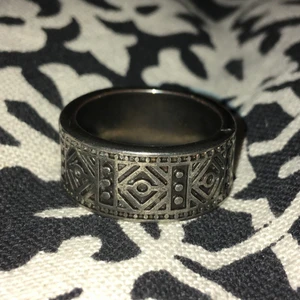 Ring - Helt oanvänd ring i okänt material?? Storlek M-L.