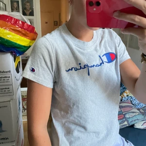 Champion t-shirt - Säljer min fina championtröja i väldigt bra skick, men som behöver ny ägare!