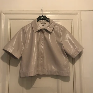 Top från monki  - Grå top från monki med dragkedja. Lite regnmaterials aktig i tyget. 