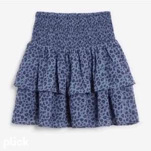 Säljer nu min super fina och populära kjol från kapphal som är helt slutsåld, bara användts ett fåtal gånger och är i super bra skick! Buda från 150kr eller köp direkt för 350kr💞pris går att diskuteras