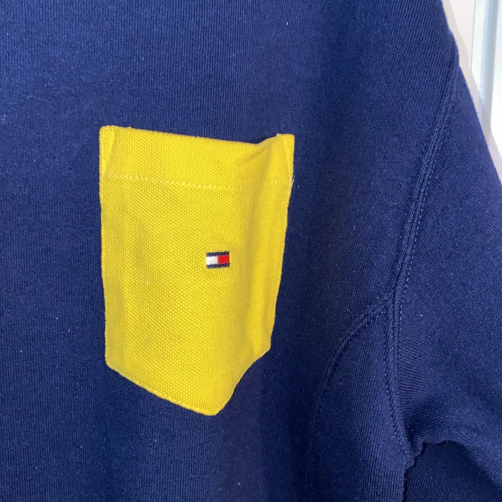 Vintage mörkblå Russel Athletic/Tommy Hilfiger sweatshirt. Storlek är S men passar även M pga att den är oversized. Pris kan diskuteras.. Tröjor & Koftor.