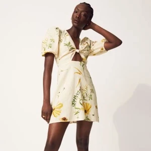 H&M klänning stl 34/xs (oanvänd) - Oanvänd klänning från H&M, storlek 34/xs.