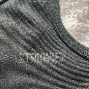 Sport bh från stronger  - En sport bh från stronger, inte använd så mycket men märket har tvättats bort rätt mycket. Stolek XS men passar en S också. nypris 399kr jag tänkte sälja för 100kr inklusive frakt❤️