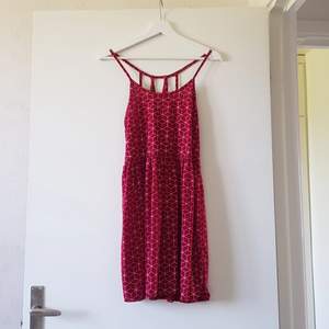 Röd, kort klänning i fint skick! Står ingen storlek men uppskattar till S/36/38. Frakt tillkommer 🍓