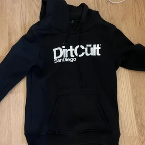 Dirt Cüit Hoodie  - Storlek L , men sitter ganska tajt så jag har i vanliga fall S knappt använd , Nypris 799kr. 