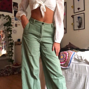 Manchester byxor - Manchester byxor från monki! Jättefin grön och har en jättefin passform också:) Väl använda men måste sälja då jag behöver plats i garderoben😢