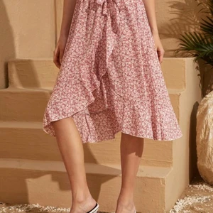 Rosa kjol - En jättefin rosa lite längre kjol från shein. Inte kommit till  någon användning tyvärr, vilket är jättesynd då den är väldigt fin 💗