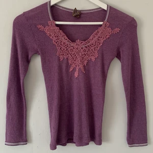 Lila topp strl:M - Fin lila topp med spetsdetalj! 💜 strl: M men passar xs-s också då det är stretch.                                                 Köparen står för fraktkostnaden!😊