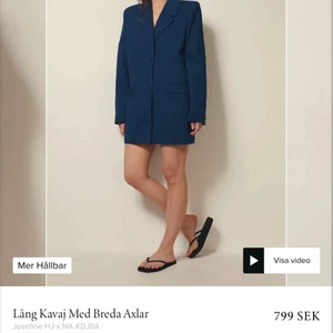 Kavaj Josefine HJ x nakd  - https://www.na-kd.com/sv/produkter/lang-kavaj-med-breda-axlar-bla     Kavaj från Josefine HJ X Nakd. Ny med lappar kvar. Strl 36 (samma som modellen bär på bilden) kan mötas i Vasastan eller frakta.